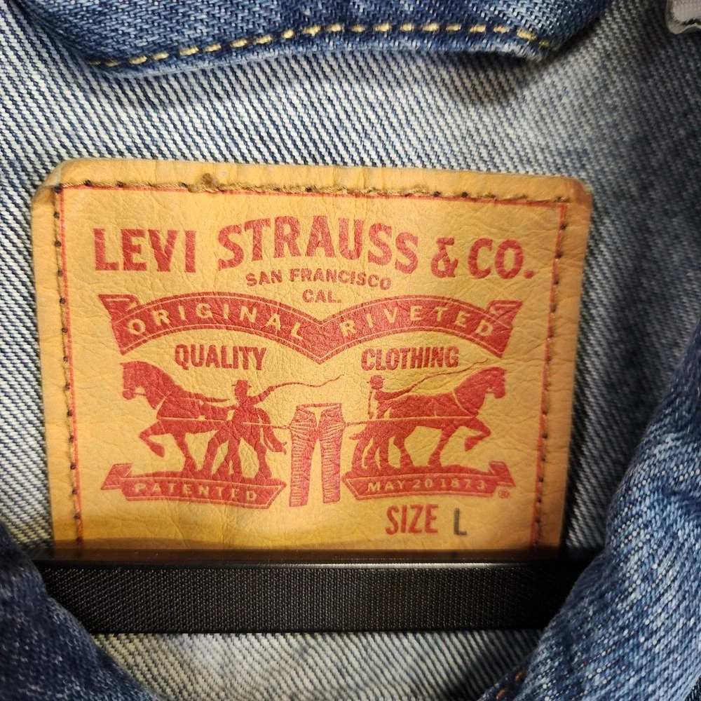 Levis Mens Denim Trucker Jacket Medium Wash Camo Logo Back Patch Blue Size L - Picture 4 of 10